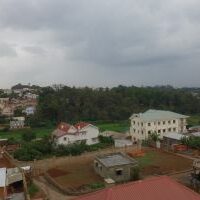 TERRAIN PLAT 920 M² EN HAUTEUR AU CALME AVEC UNE BELLE VUE BIEN SIR+TUE A 1 K ET DEMI DU LYCEE FRANA